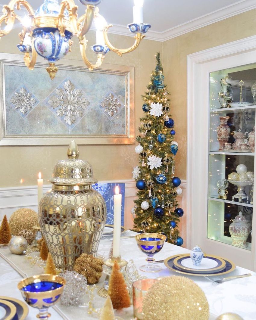 Blue and Gold Glam Christmas Dining Room Decor via @allabouthomedesigns