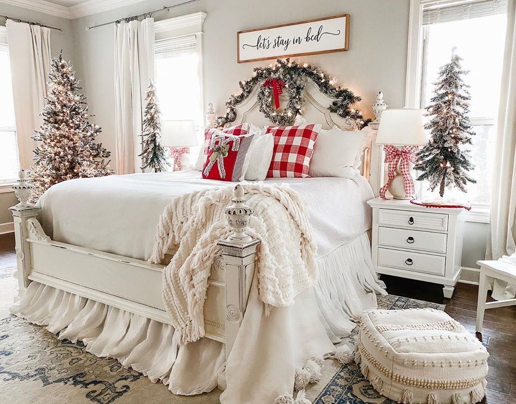 Christmas Bedroom Decor via @heatherbuglane