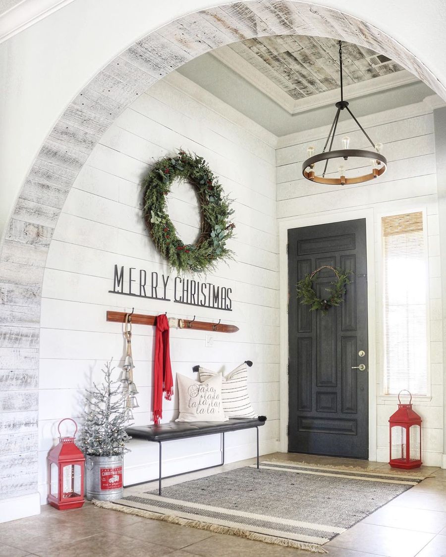 Christmas Entryway Decor from our Christmas Home Decor Guide for Every Room via @idreamofhomemaking
