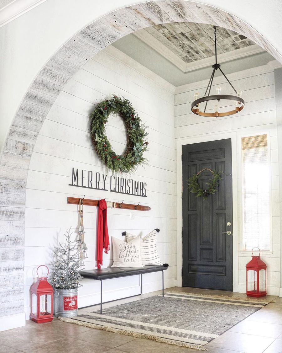 Christmas Entryway Decor via @idreamofhomemaking