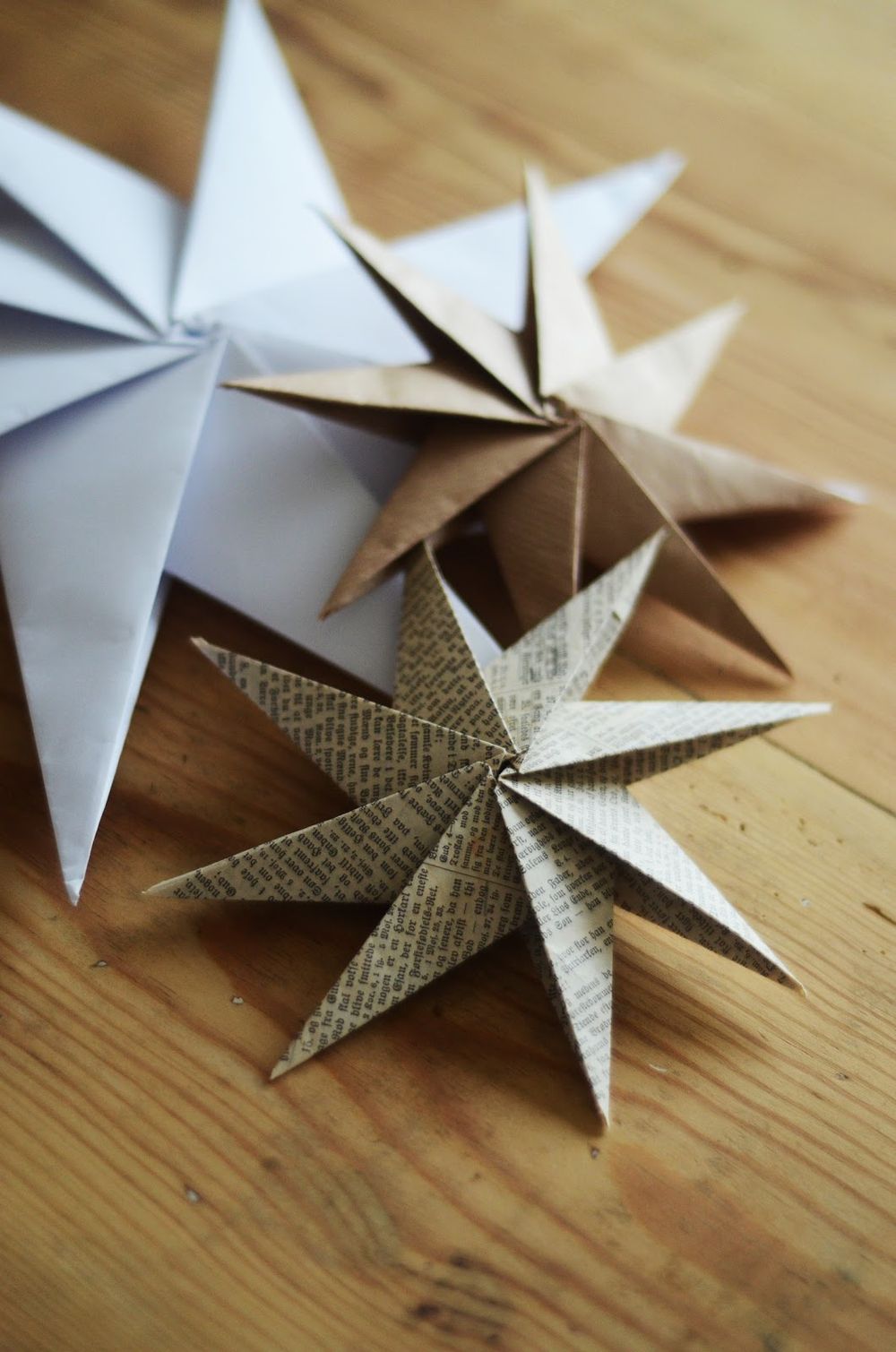 DIY Scandi Paper Stars via HomebyLinn - DIY Scandinavian Christmas Decorations