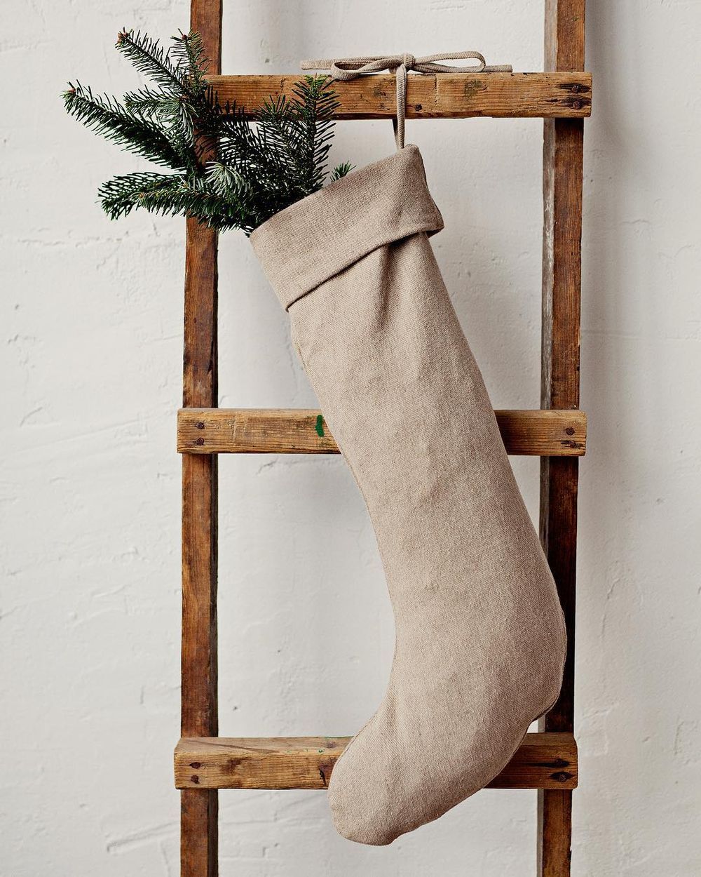 DIY Scandinavian Christmas Decorations Burlap Stocking @allthebeautifulthingsblog