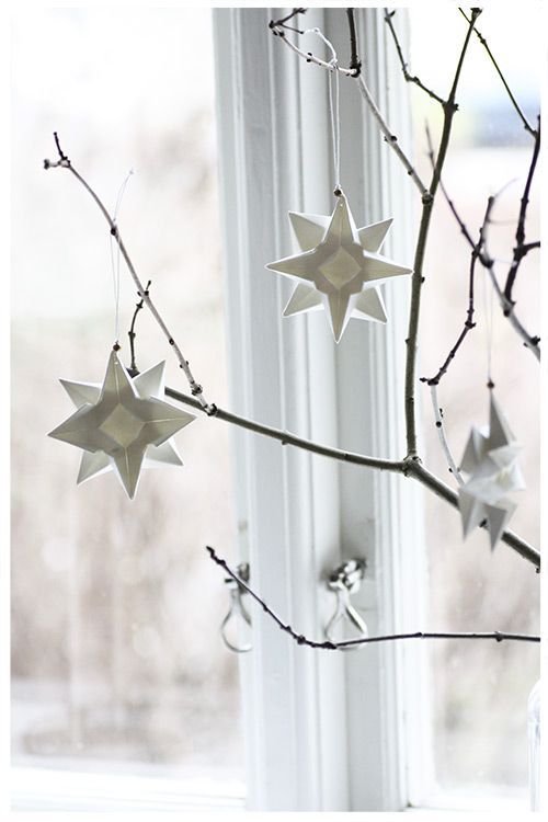 DIY Scandinavian Christmas Decorations Paper White stars on wood branches annixen