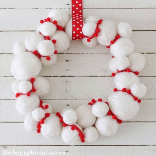 DIY Yarn Snowball Christmas Wreath via thehappyhousie