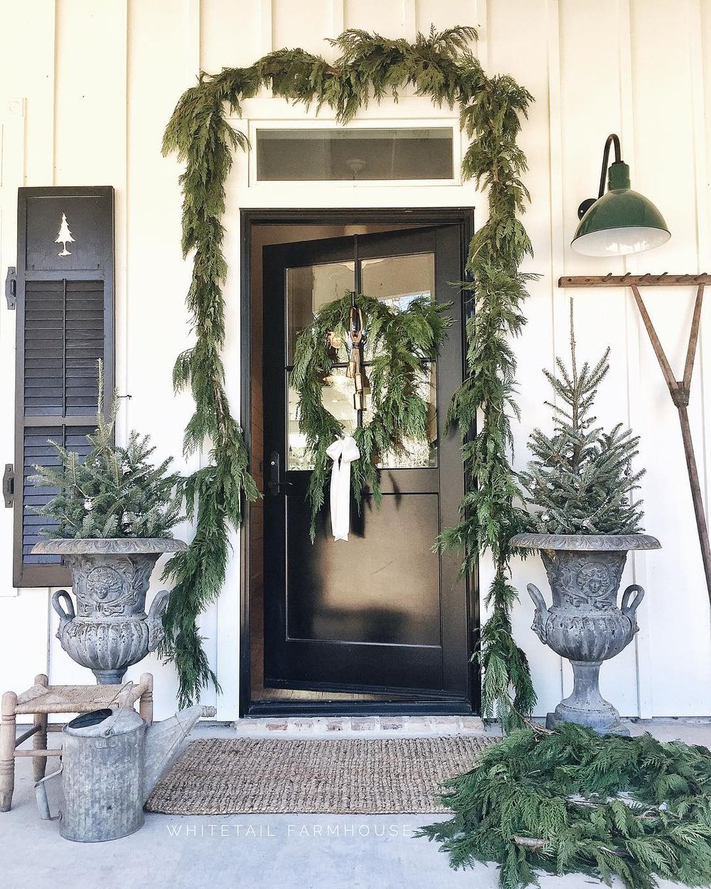 Farmhouse evergreen winter entryway decor via @whitetailfarmhouse