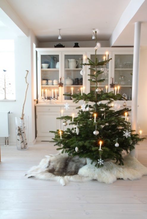 Simple Scandinavian Christmas Tree Decorating Inspiration