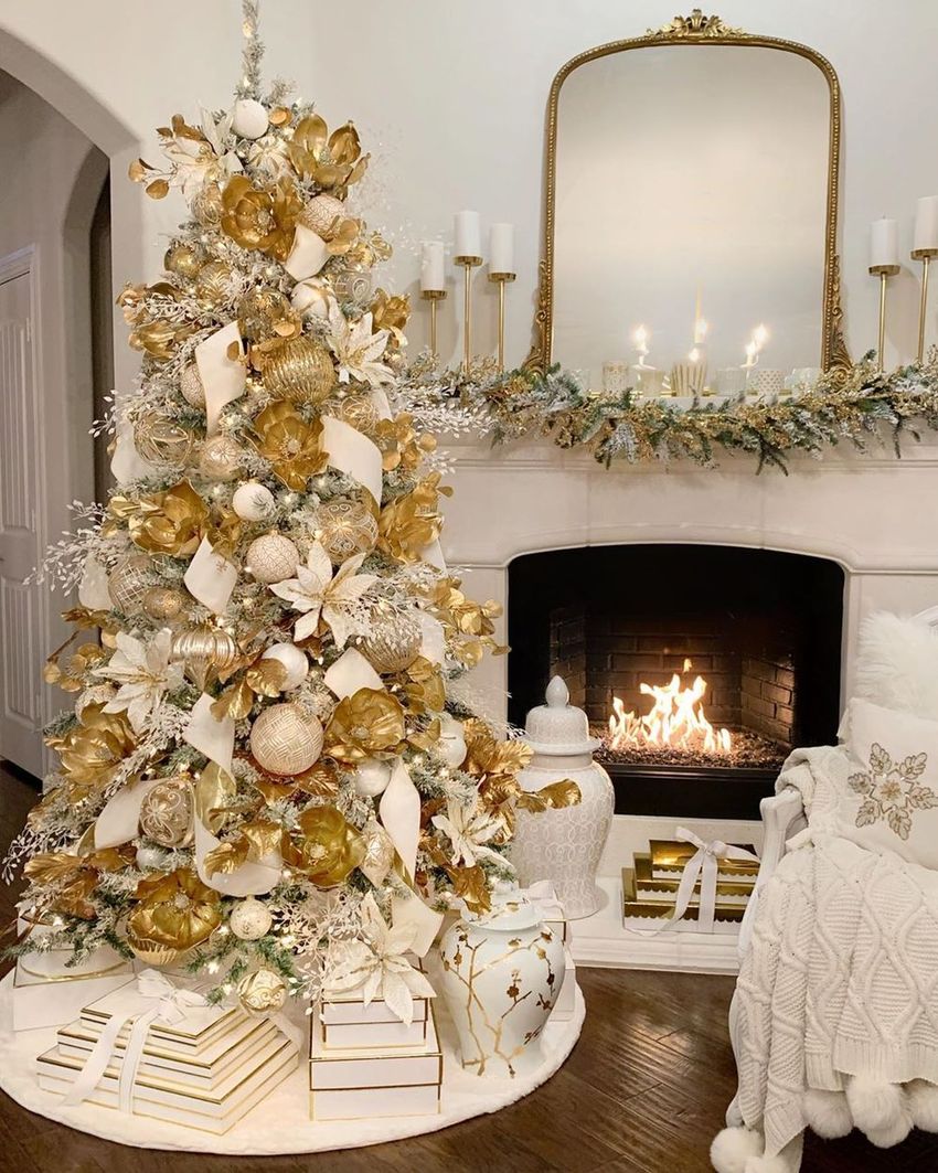 Glam Gold Christmas Living Room Decor via @thedecordiet