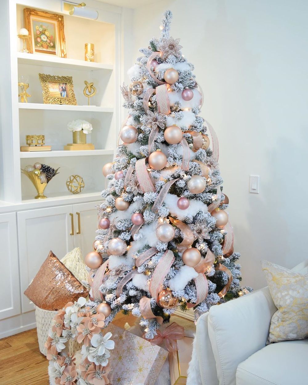 Glam Pink Christmas Tree Decor via @allabouthomedesigns