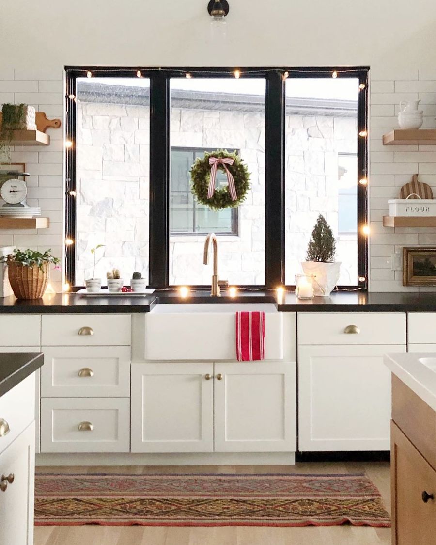 Modern Christmas Kitchen Decor via @lindsay_hill_interiors