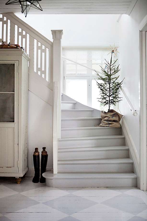 Scandi Christmas Staircase Decor via decoratorsnotebook