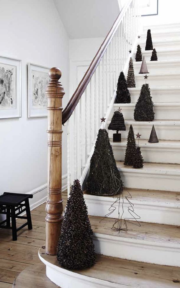 Scandi Christmas Staircase Decor via oisoioi