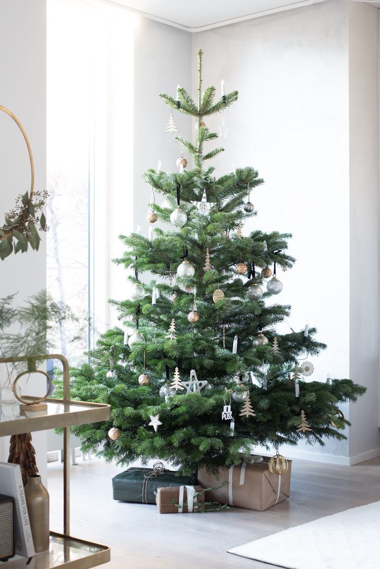 Scandi Christmas Tree Decor via myscandinavianhome