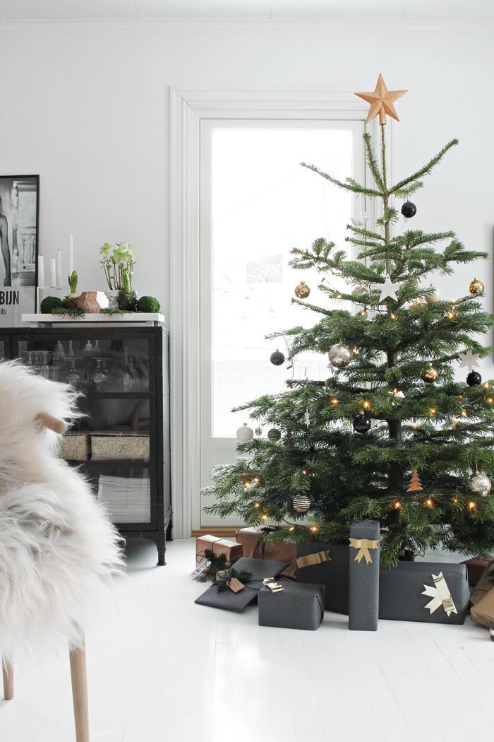 Scandi Christmas Tree decor via stylizimoblog