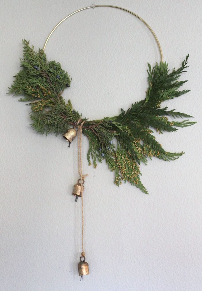 Simple modern DIY Christmas wreath via allisajacobs