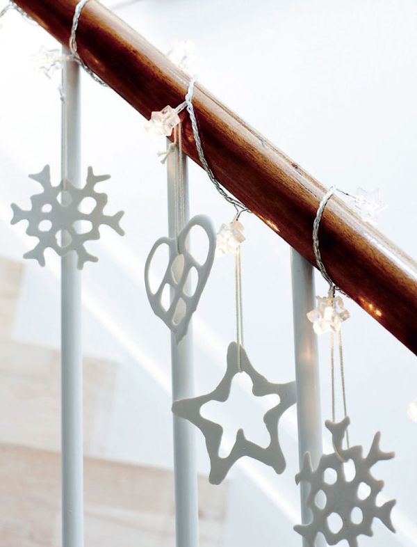 Staircase bannister Christmas ornament charms via Femina.dk