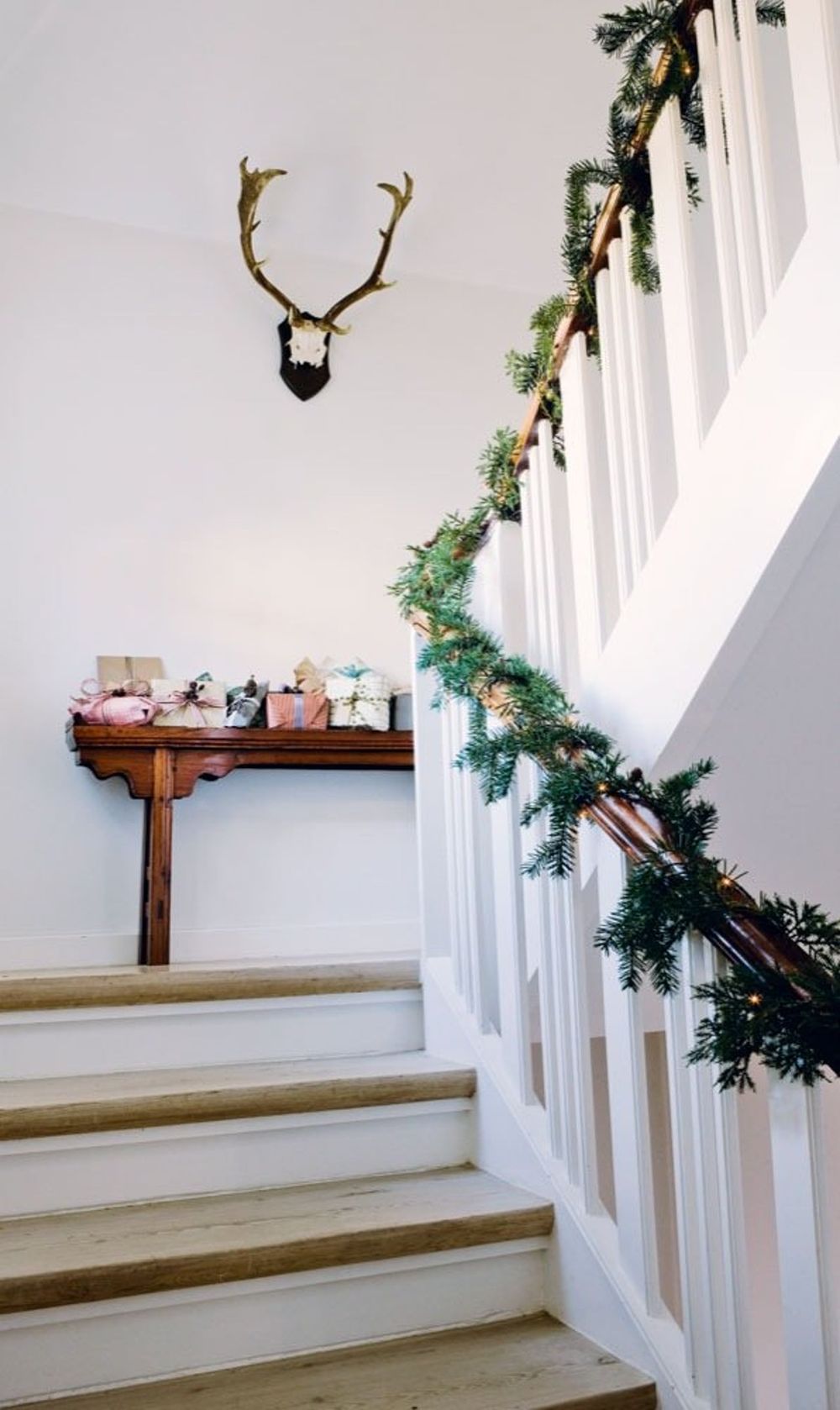 Scandinavian Christmas Staircase Decor via boligmagasinet