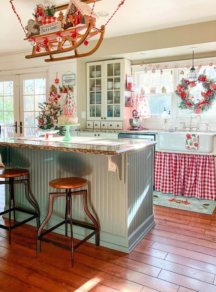 Traditional Christmas Kitchen Decor via @goldenboysandme