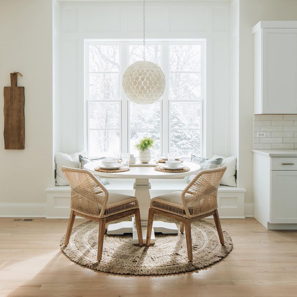 Built-in Window Seating Breakfast Nook via @timbertrailshomes