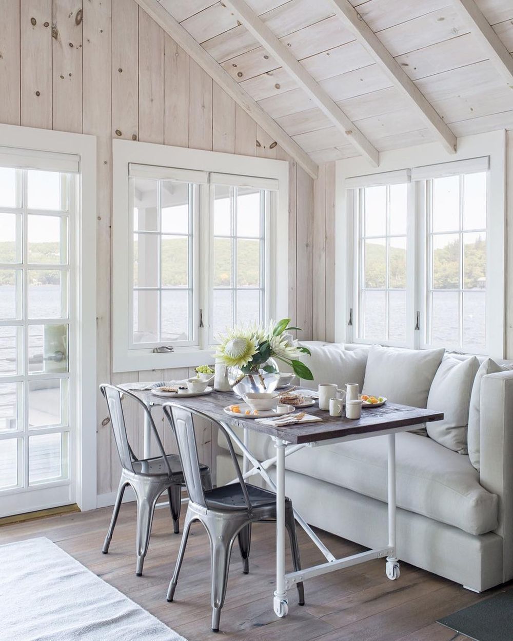 Small sofa seating in Breakfast Nook via @changoandco