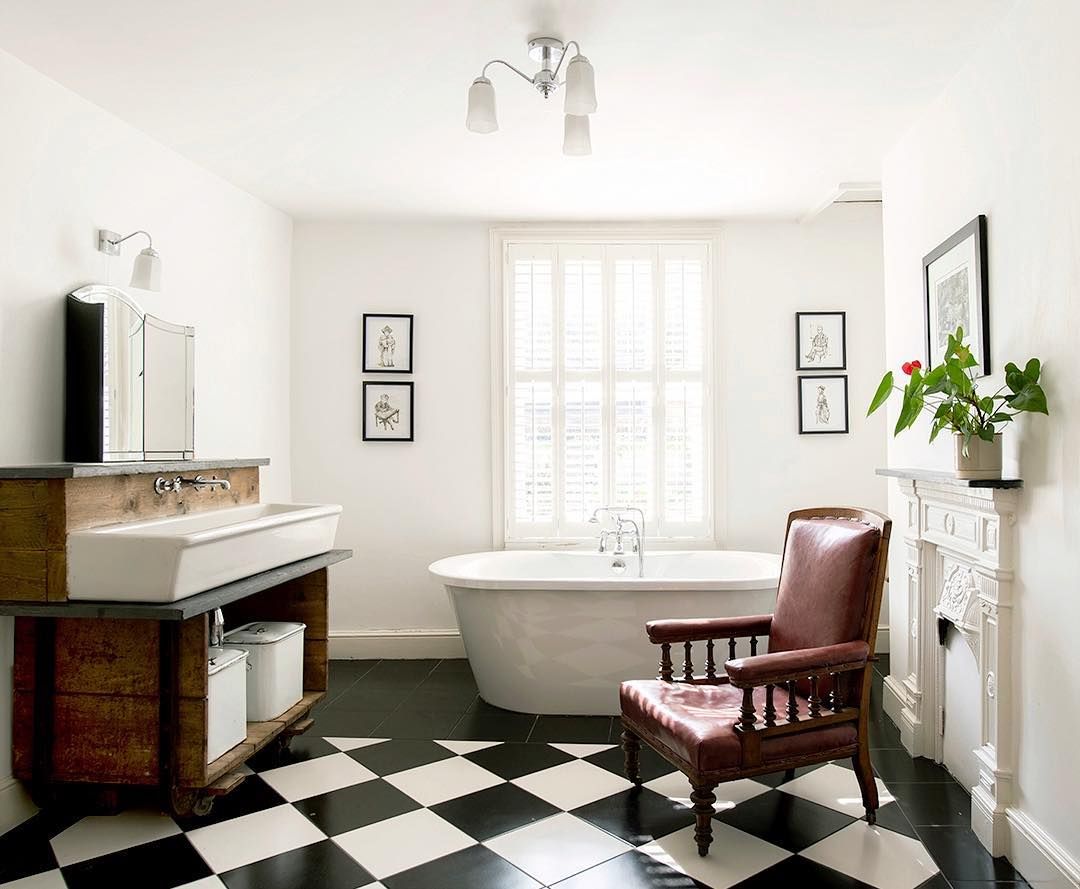 Black and white checkered floor tiles in the bathroom via @laurenpressey