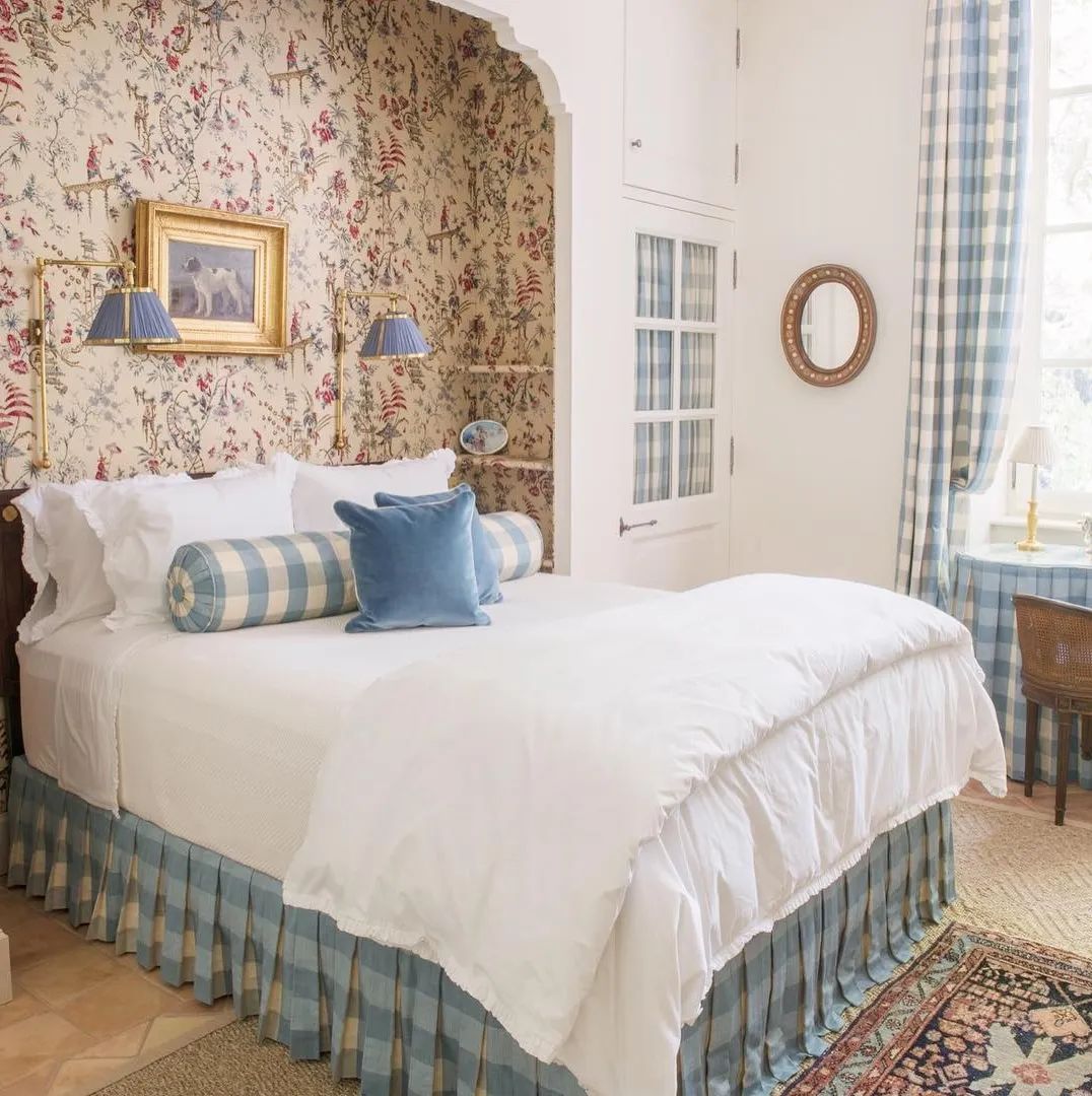 40 French Country Bedrooms To Make You Swoon   French Country Bedroom With Inset Wall Via Theglampad 