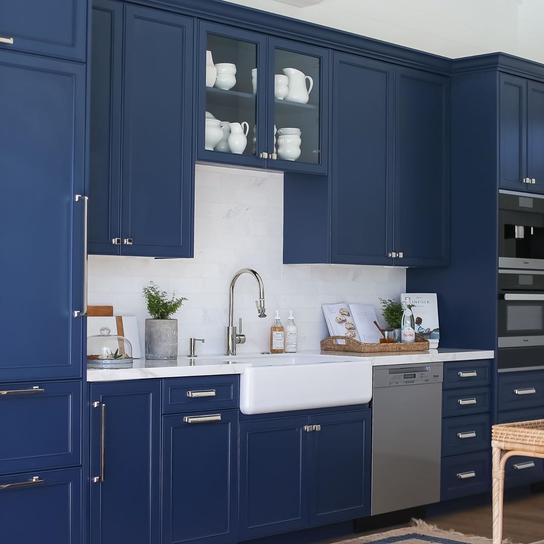 Coastal Kitchen with Navy Cabinets via @agk_designstudio