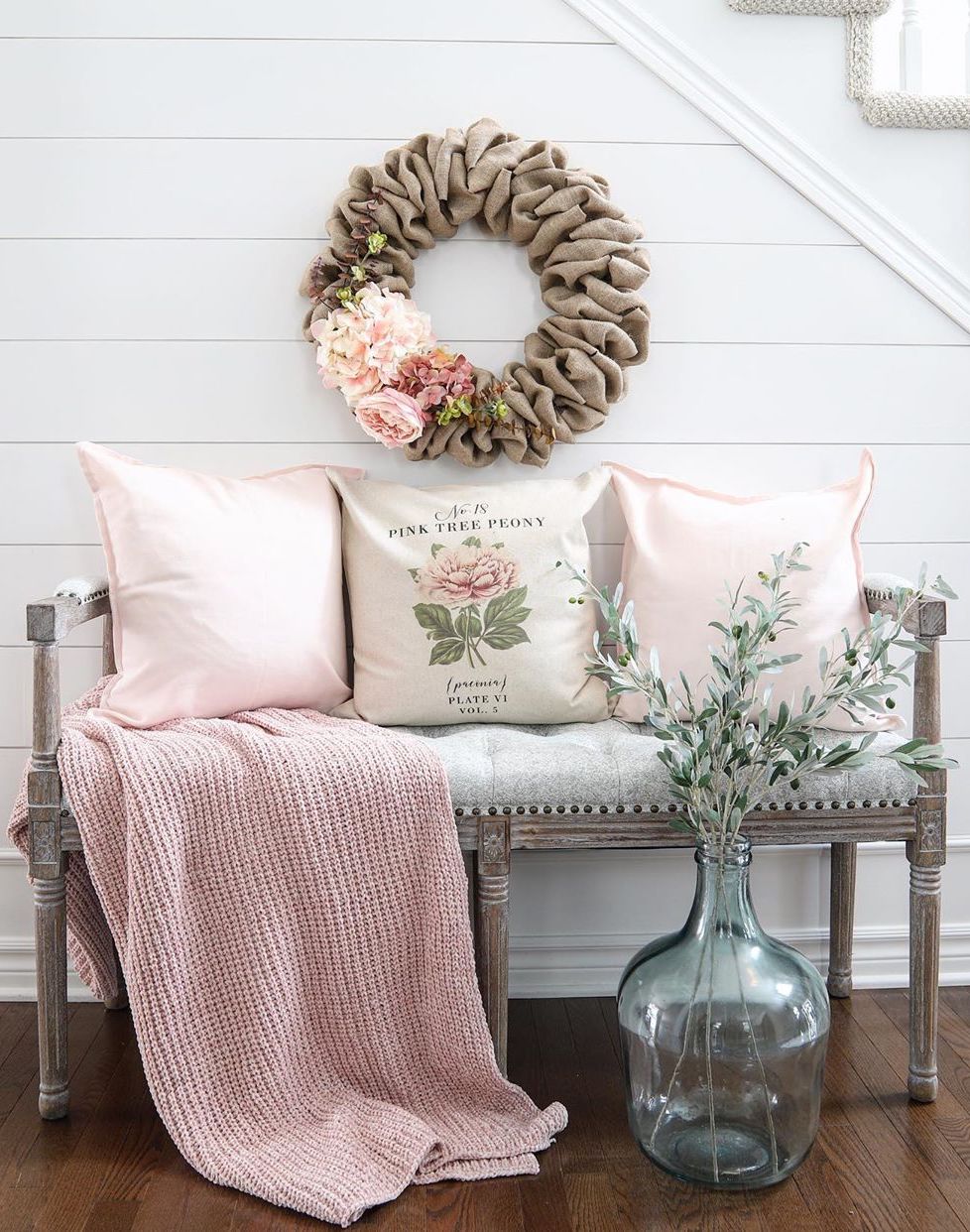 Spring Home Decorations at the Entryway via @willowbloomhome
