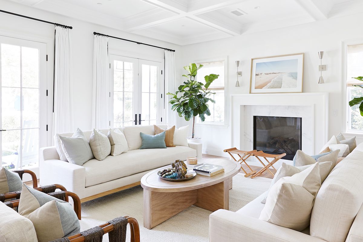 Coastal woonkamer met beige sofa's via Pure Salt Interiors