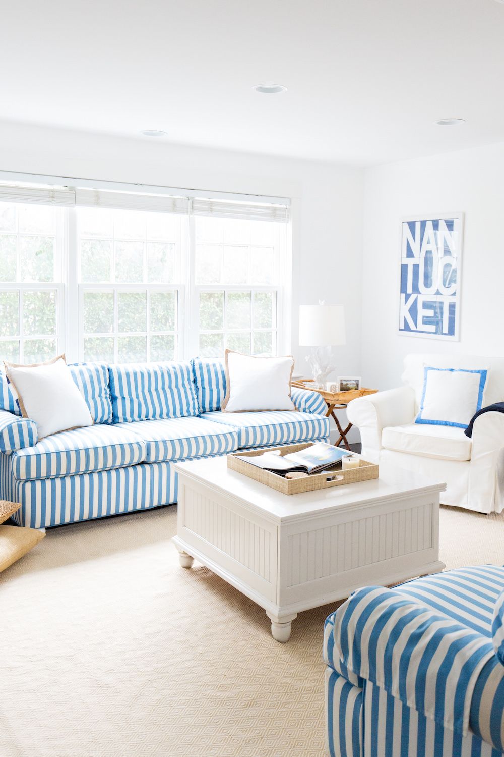 Coastal woonkamer met blauw-wit gestreepte bank via Mackenzie Horan