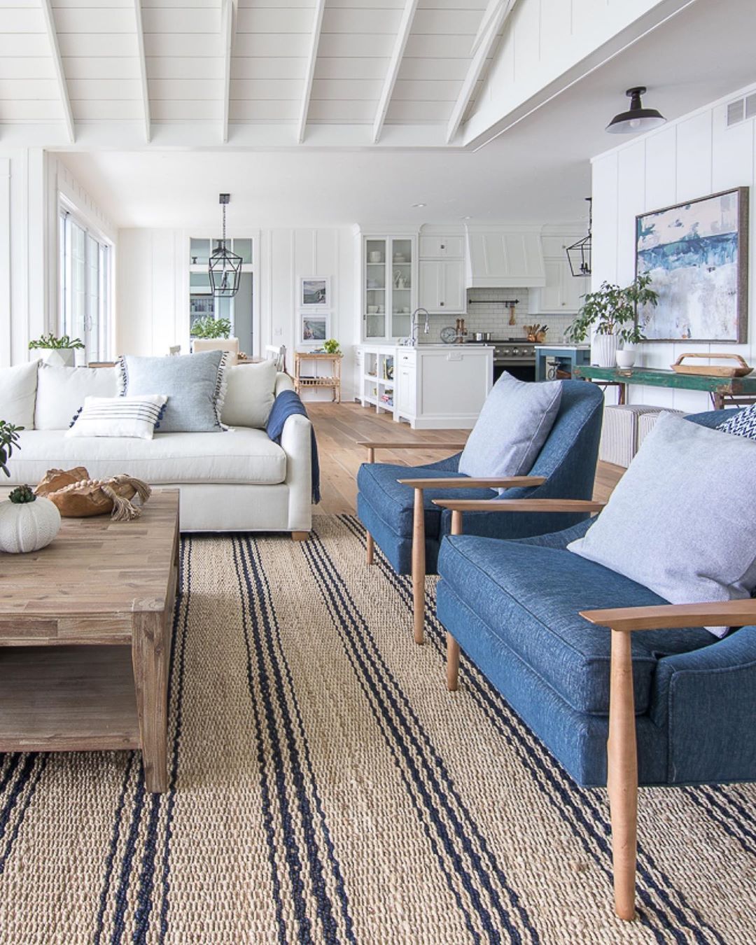 Küstenwohnzimmer mit marineblauen Akzentstühlen via @lilypadcottage