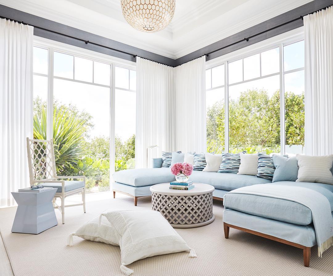 Coastal woonkamer met zachtblauwe sofa via @karahebertinteriors