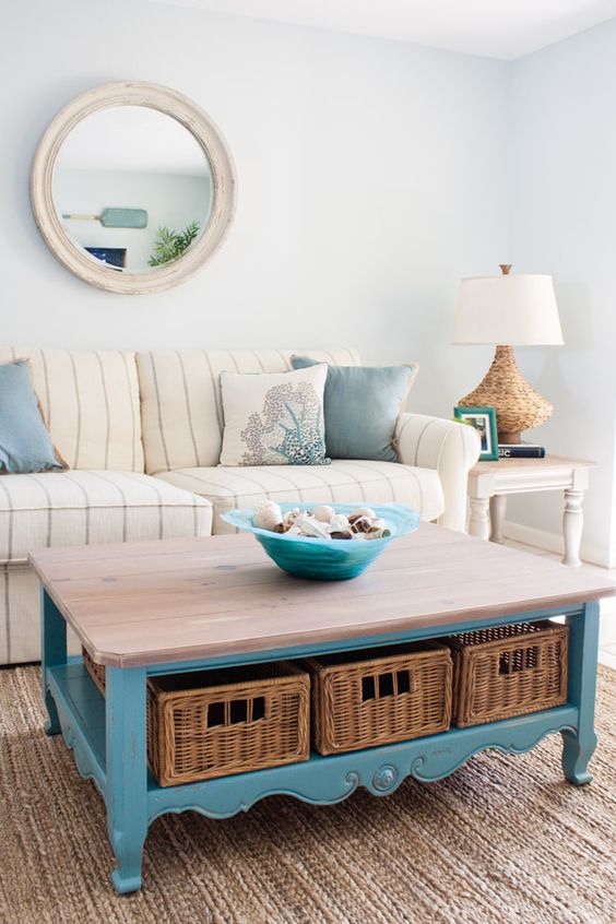 Coastal woonkamer met turquoise salontafel