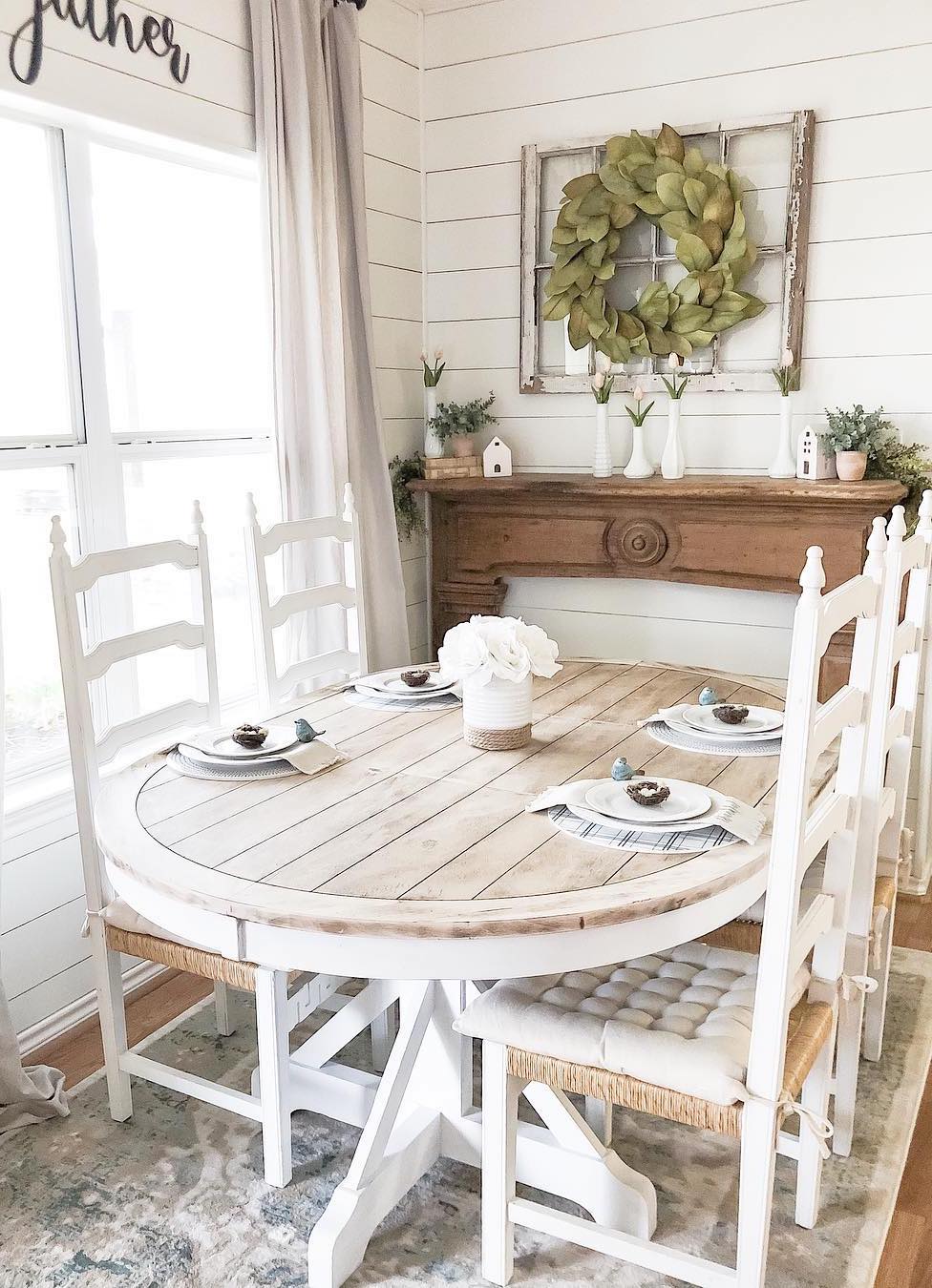 Best Farmhouse Dining Tables for your modern farmhouse dining room decor via @rusticpigdesigns