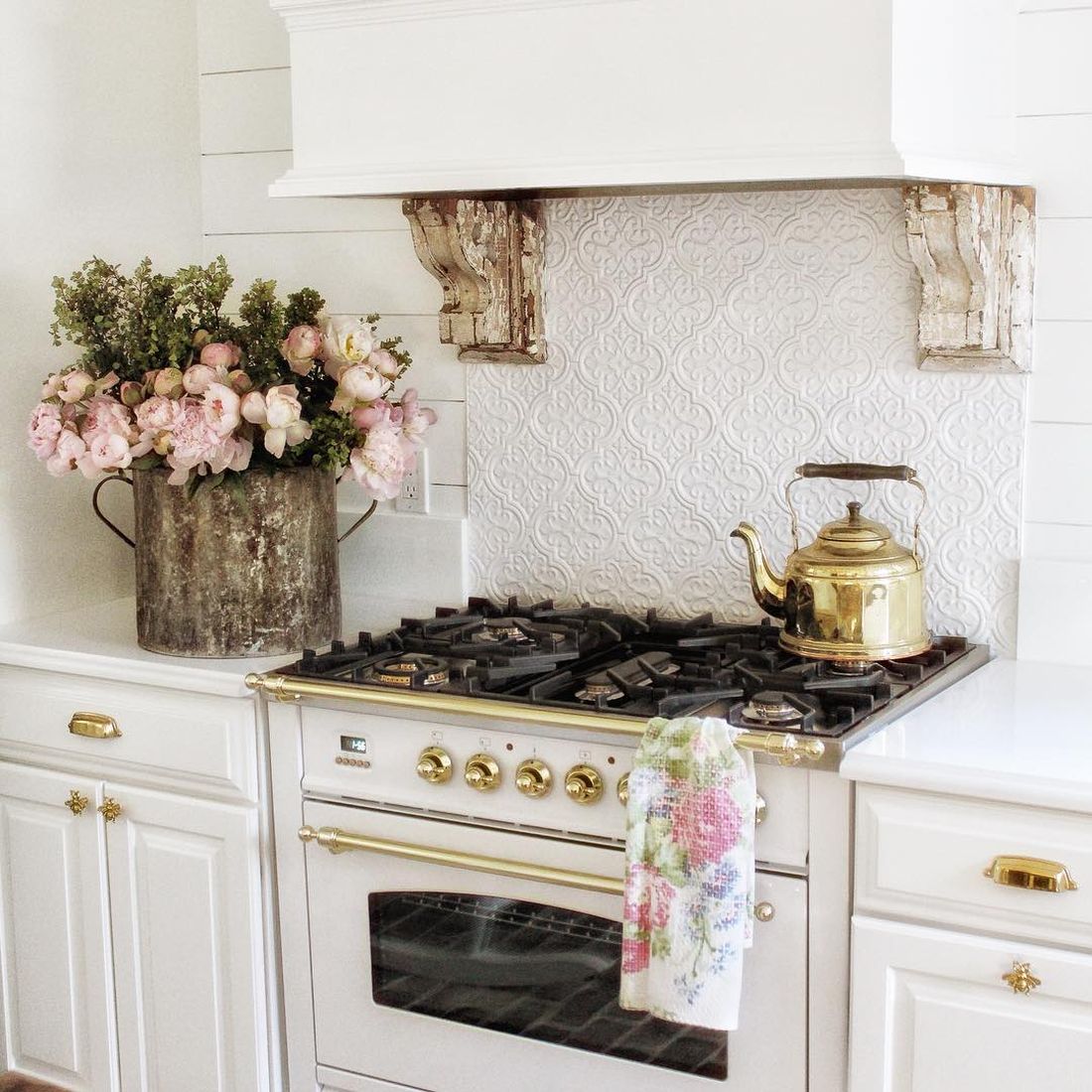 French Country Kitchen With Fleur De Lis Backsplash Tile Via @simplyfrenchmarket 