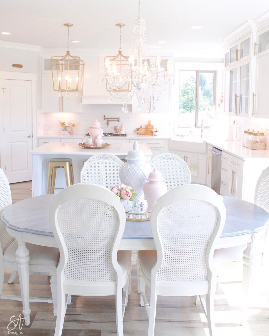 Glam Dining Room with White Furniture and Soft Gold Accents via @summeradamsdesigns