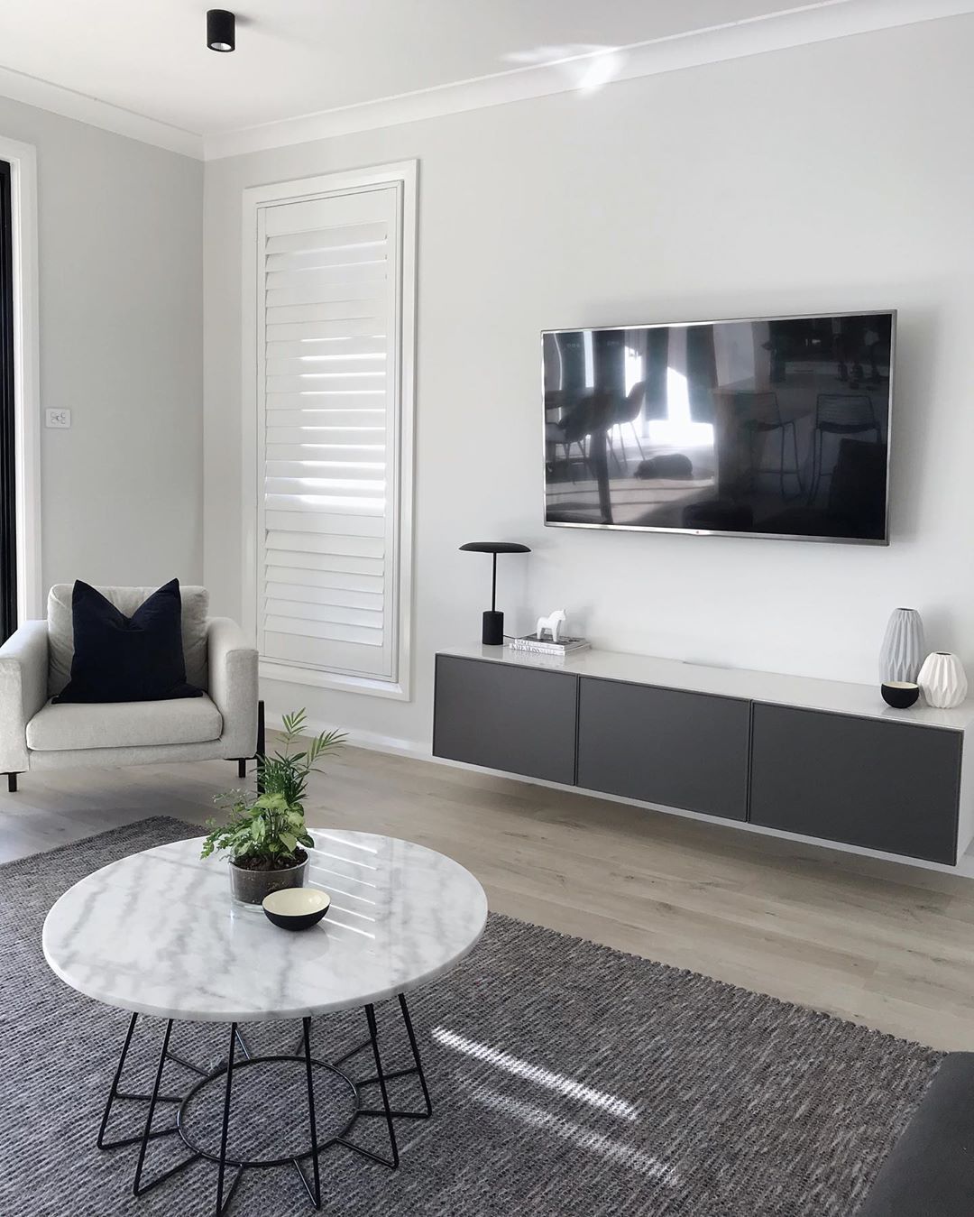 Minimalist Living Room with Marble Table and Gray Rug via @housetwentyfive