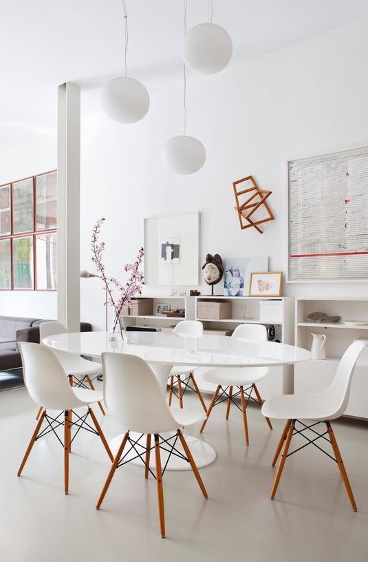 Scandinavian Dining Room with Eero Saarinen table and Charles and Ray Eames molded chairs via @isabelfrg