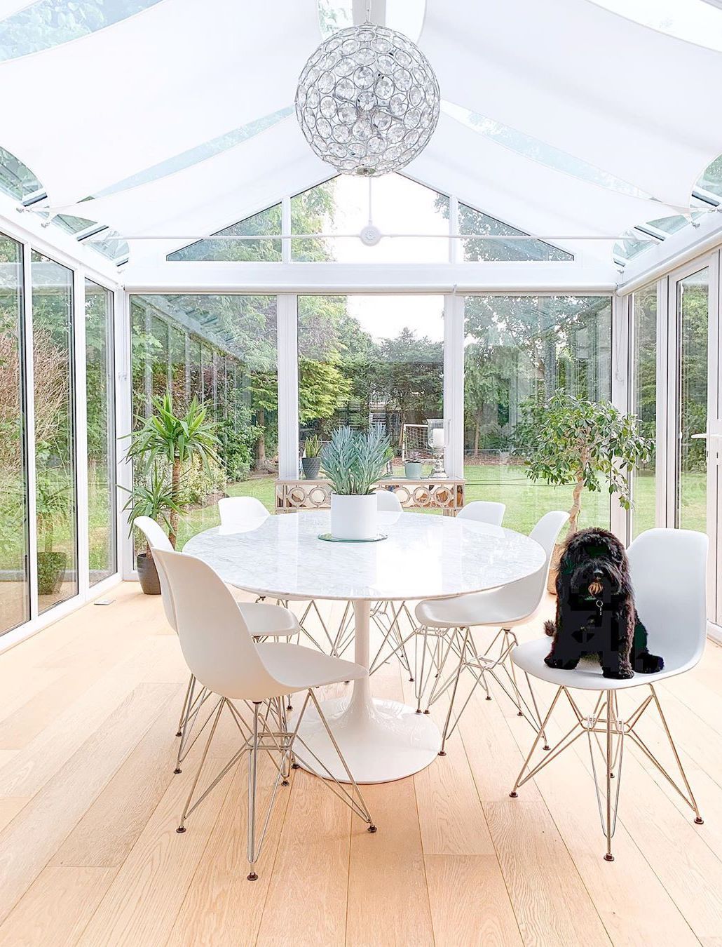 Scandinavian Dining Room with White tulip table and white Eames plastic dining chairs via @my_happy_homespace