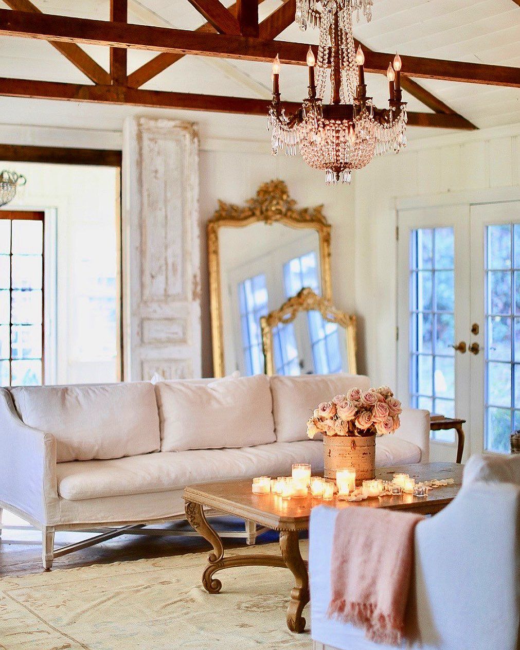 French Country Living Room With Crystal Chandelier Via @frenchcountrycottage 