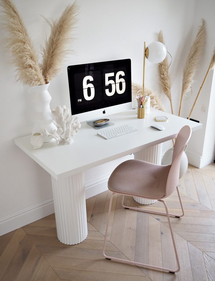 19 Neutral Desks for a Practical Workspace