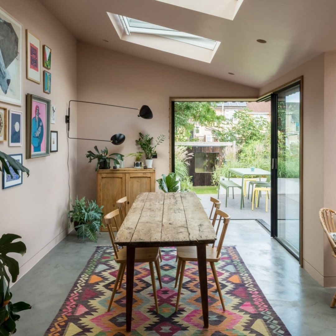 Bohemian Dining Room with Colorful Area Rug via @themodernhouse