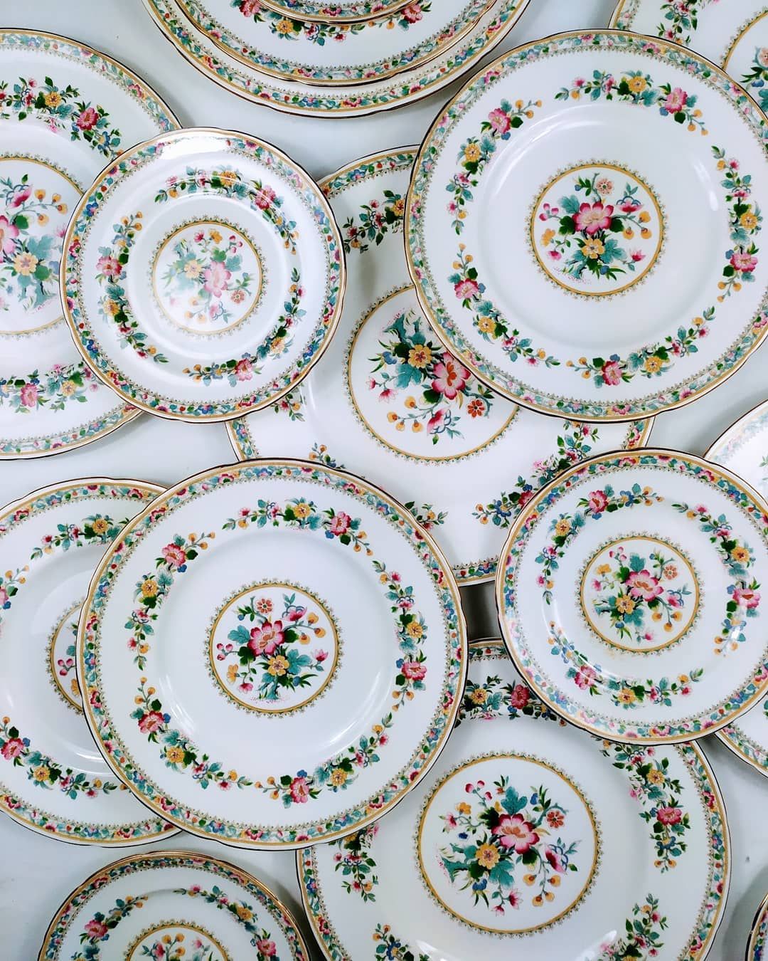 English Floral Tableware and Vintage Tea Sets via @la.stanza.segreta