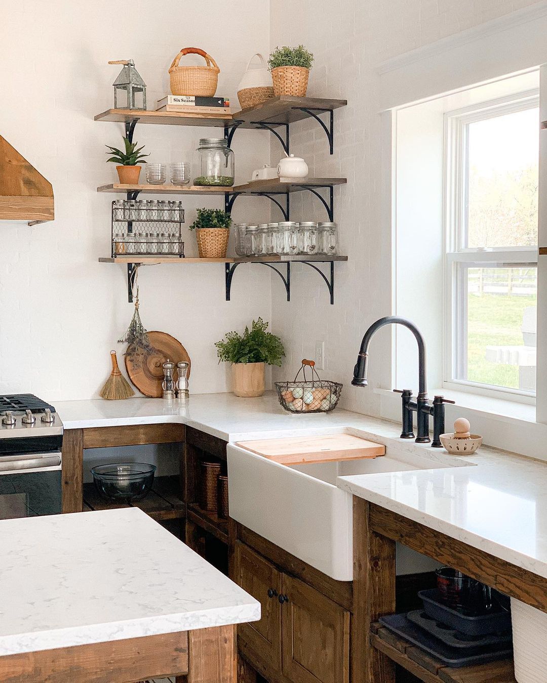 Farmhouse Kitchen with Rustic Wood Cabinets @sugarmaplefarmhouse