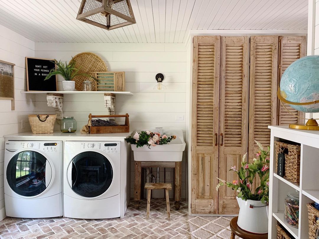 Farmhouse Laundry Room with utility sink @lovehomemadehome