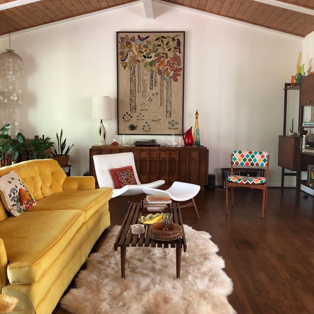 Mid-Century Modern Living Room Design with White Shag Rug via @theretrobeehive