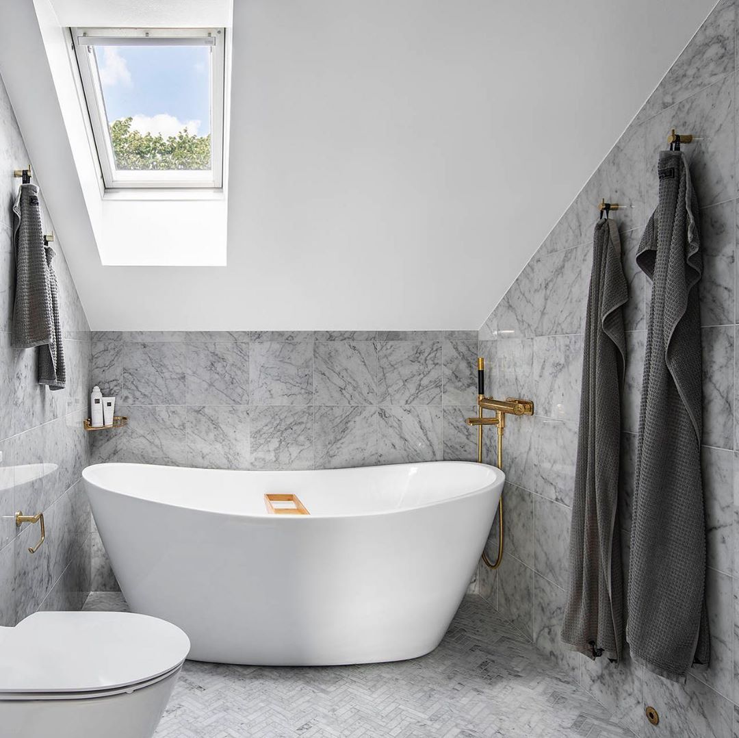 Scandinavian Bathroom with Dark Gray Waffle Weave Towels via @wredefastighetsmakleri