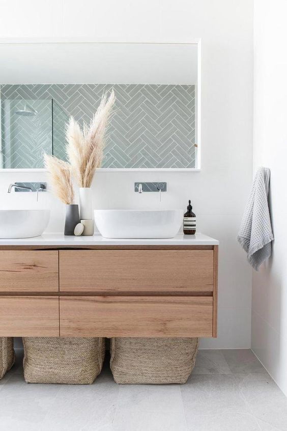 Scandinavian Bathroom with Pampas Grass Decor @thestablesco