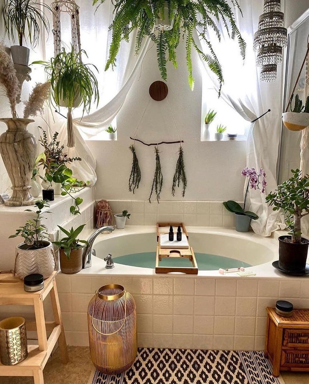 Tropical Bamboo Decor in the Bathroom via @biodara