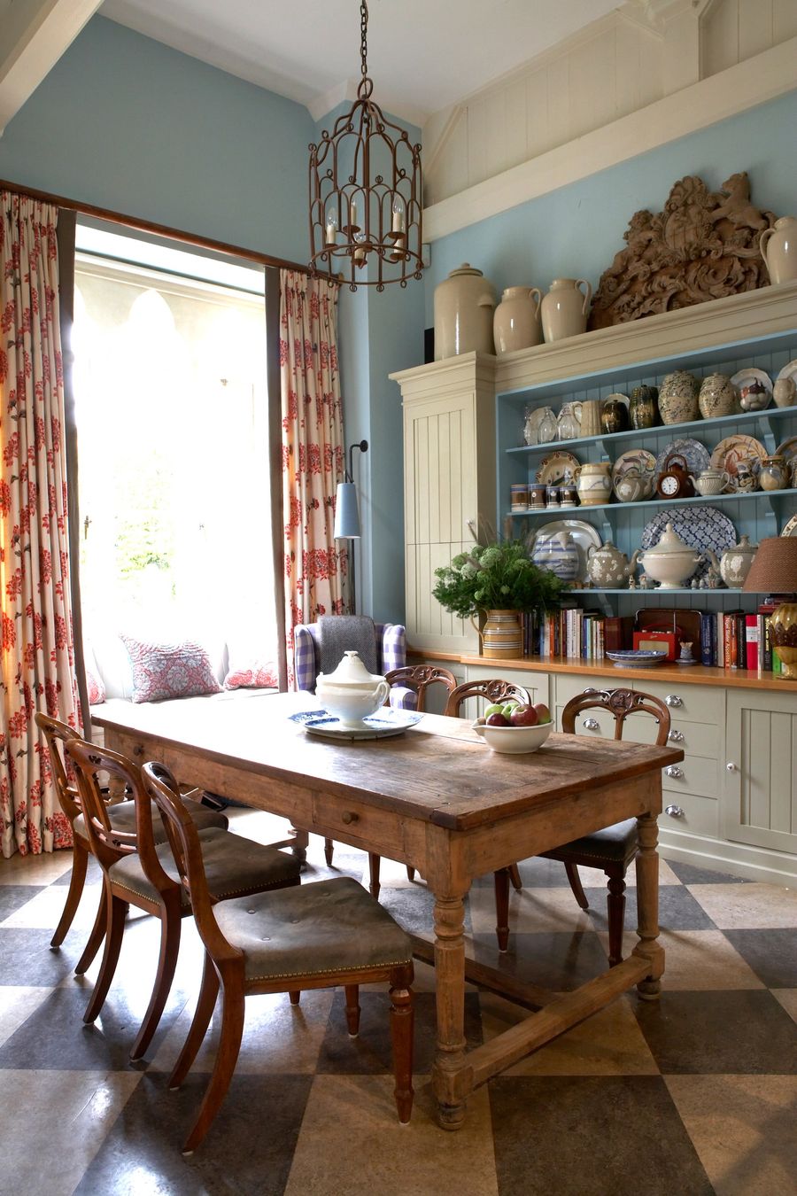 Кресла в кухне английского кантри со столом из дуба в деревенском стиле по материалам William Yeoward и Vogue