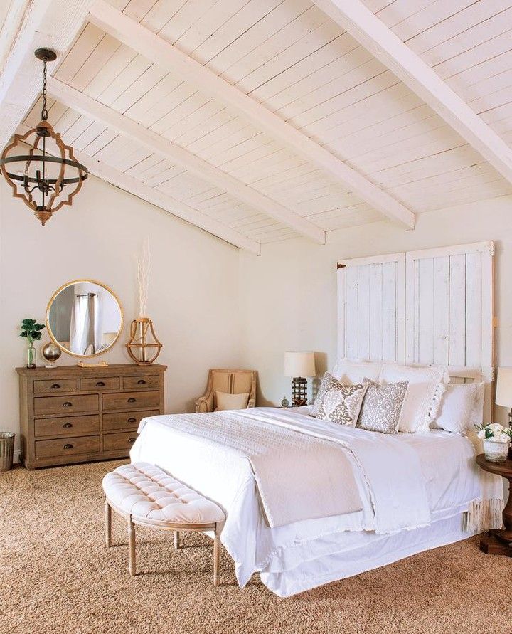 Barn Door headboard Farmhouse bedroom via @americanfarmhousestyle